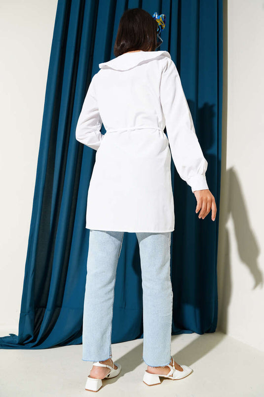 Tunique blanche à col volanté et nœud