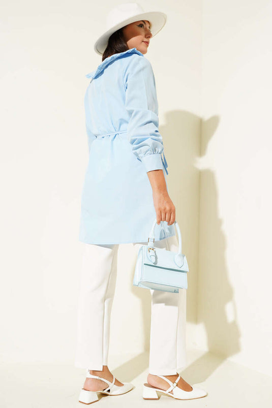 Tuniek met ruchekraag en strik in ijsblauw