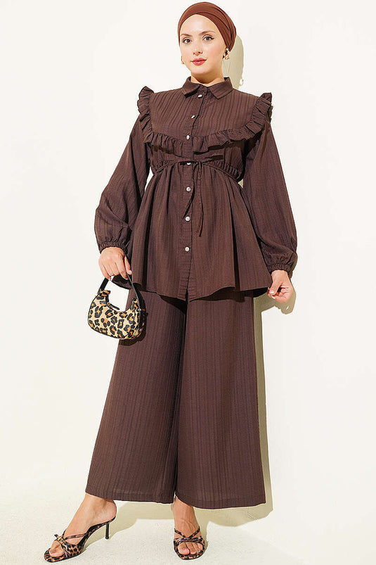 Completo Due Pezzi Con Collo Ruffle E Nastro In Marrone