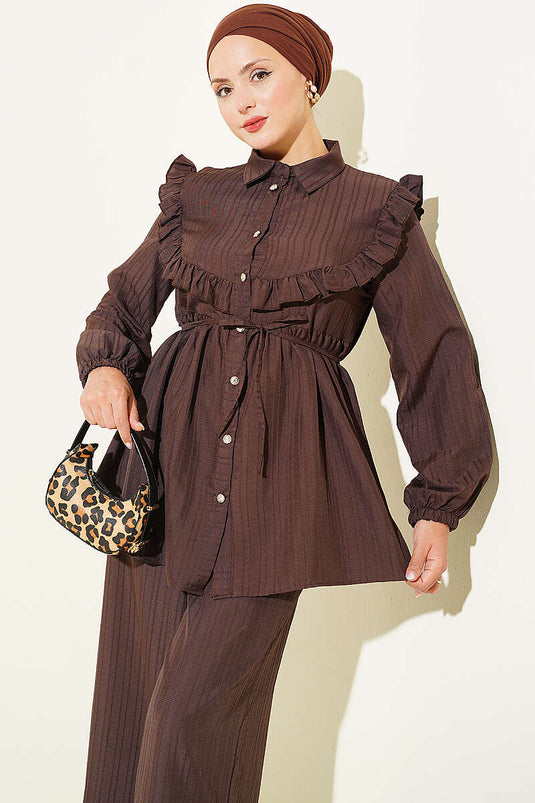 Completo Due Pezzi Con Collo Ruffle E Nastro In Marrone