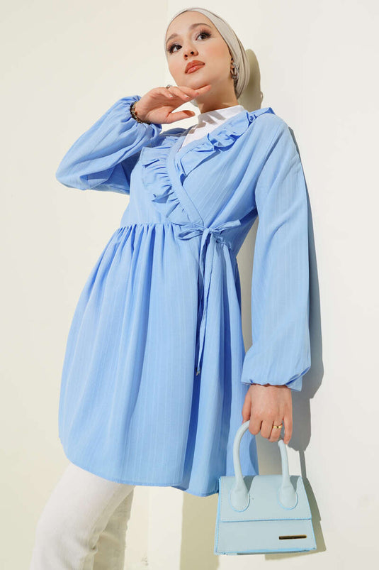 Blauwe kimono met gegolfde kraag en reliëfstrepen.