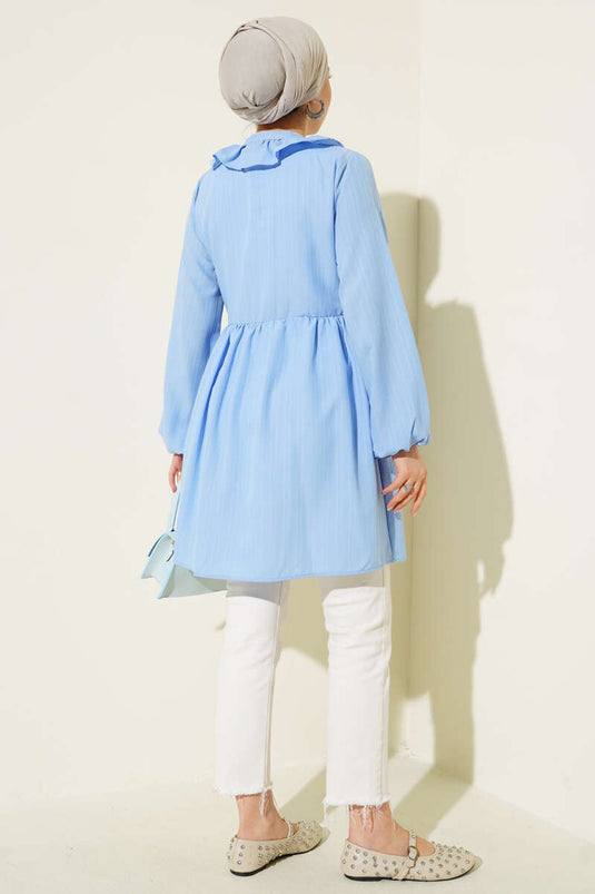 كيمونو أزرق بياقة مكشكشة وخطوط بارزة