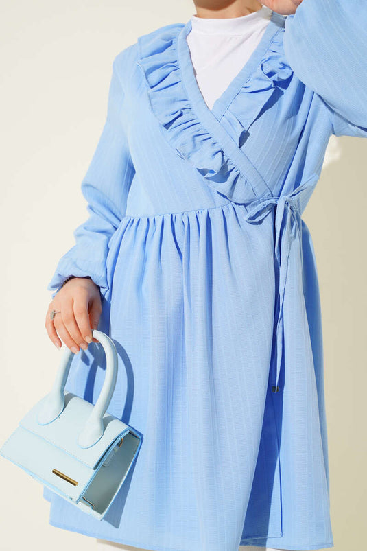 Blauwe kimono met gegolfde kraag en reliëfstrepen.