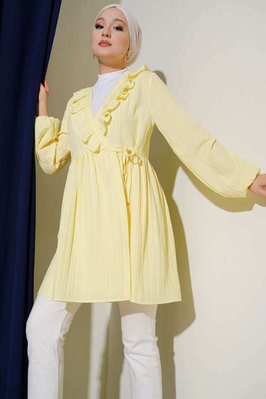 Gele kimono met gegolfde kraag en reliëfstrepen.