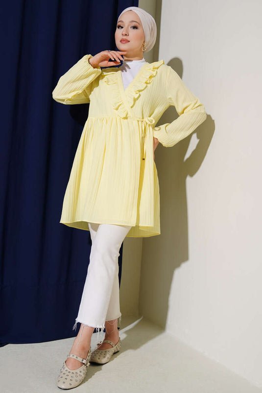 كيمونو أصفر بياقة مكشكشة وخطوط بارزة