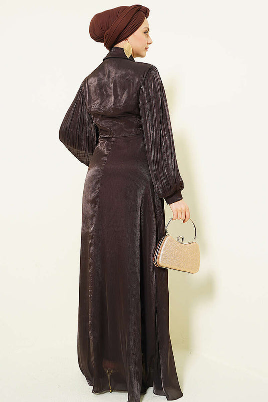 Robe de soirée à col montant avec nœud et pierres, couleur marron foncé
