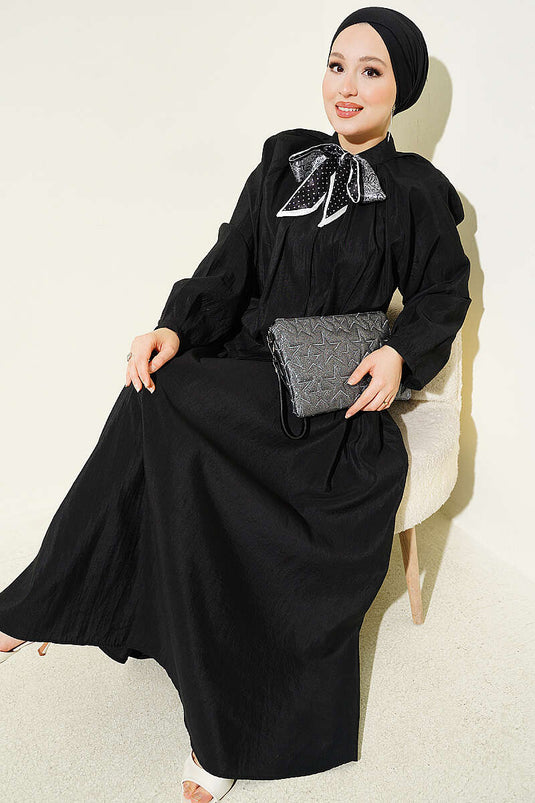 Ensemble deux pièces avec jupe plissée et foulard à col, noir