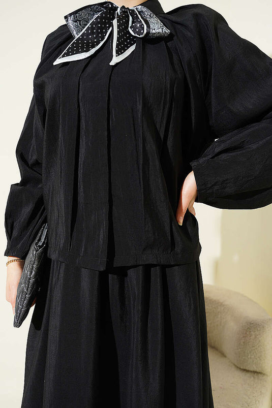 Ensemble deux pièces avec jupe plissée et foulard à col, noir