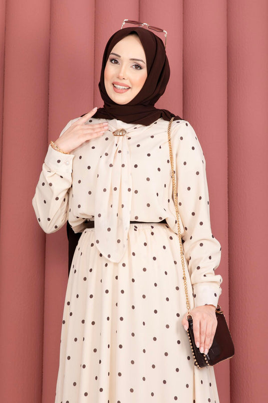 طقم تنورة منقط بياقة وشاح باللون الكريمي