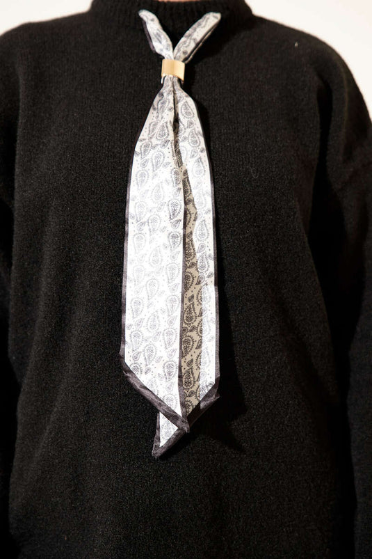 تونيك صوف ناعم بياقة وشاح ياكا باللون الأسود