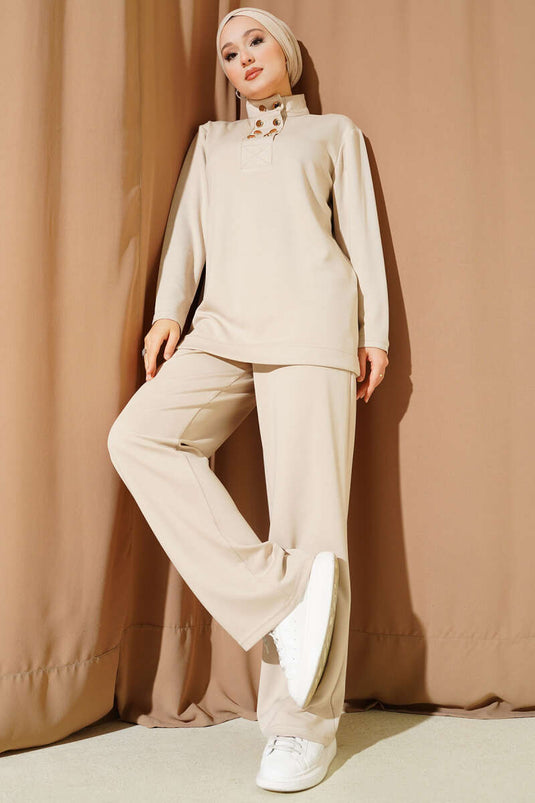 بدلة لويشا من قطعتين بياقة وأزرار ذهبية، لون بيج