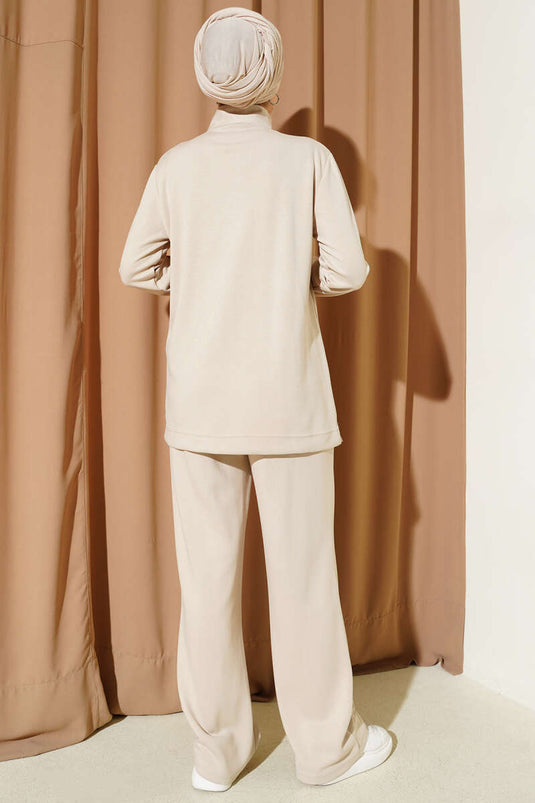 بدلة لويشا من قطعتين بياقة وأزرار ذهبية، لون بيج