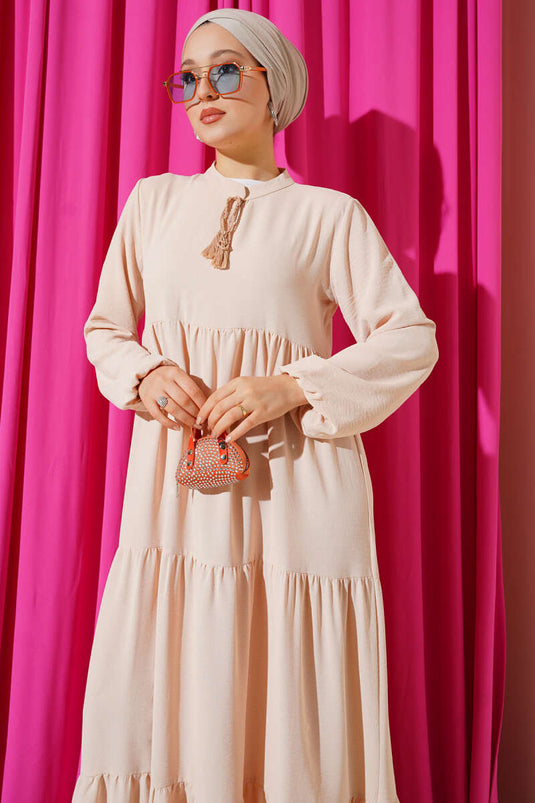 فستان بيج متعدد الطبقات مع ياقة وتفاصيل دانتيل