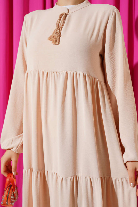 فستان بيج متعدد الطبقات مع ياقة وتفاصيل دانتيل