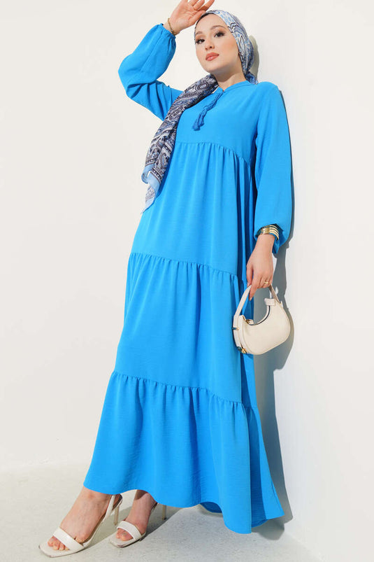 Robe turquoise à volants avec col et détails en dentelle