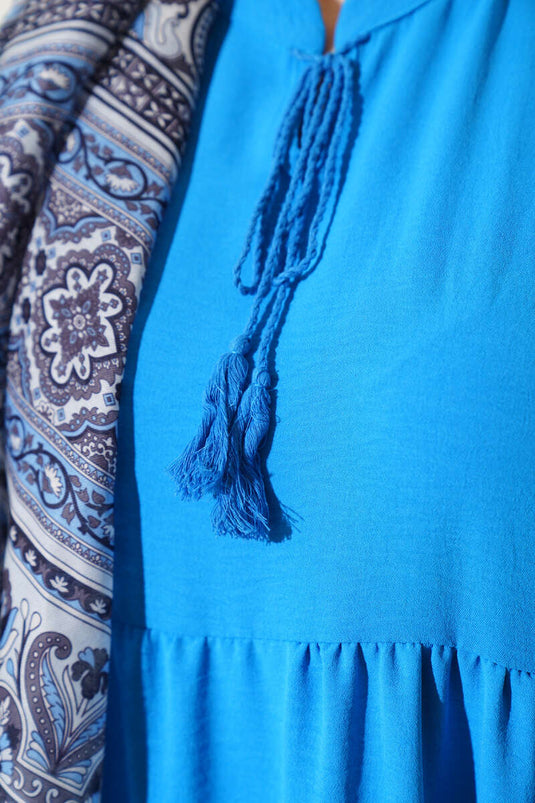 Robe turquoise à volants avec col et détails en dentelle