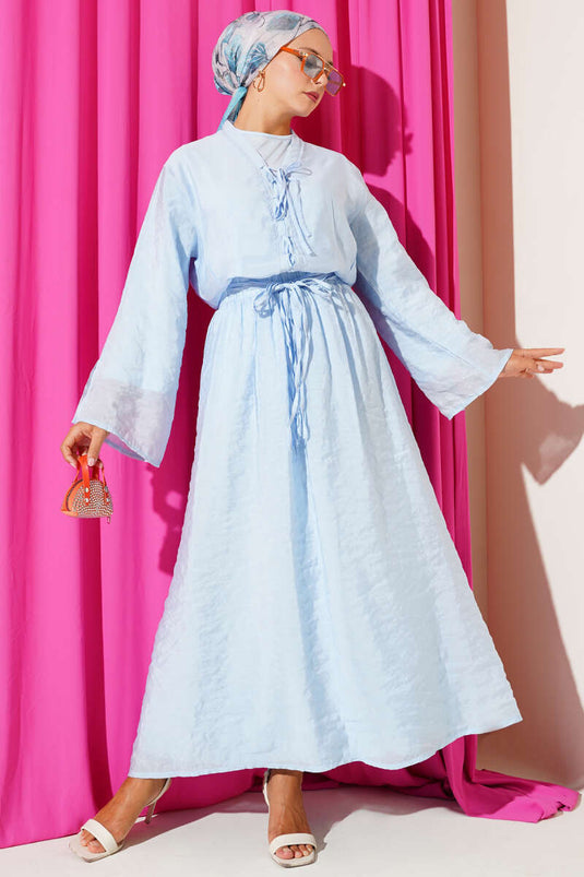 Costume trois pièces avec col noué et jupe en bleu