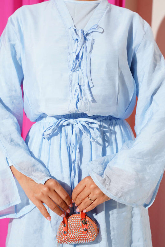 Costume trois pièces avec col noué et jupe en bleu