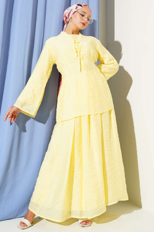 Costume trois pièces avec col noué et jupe en jaune