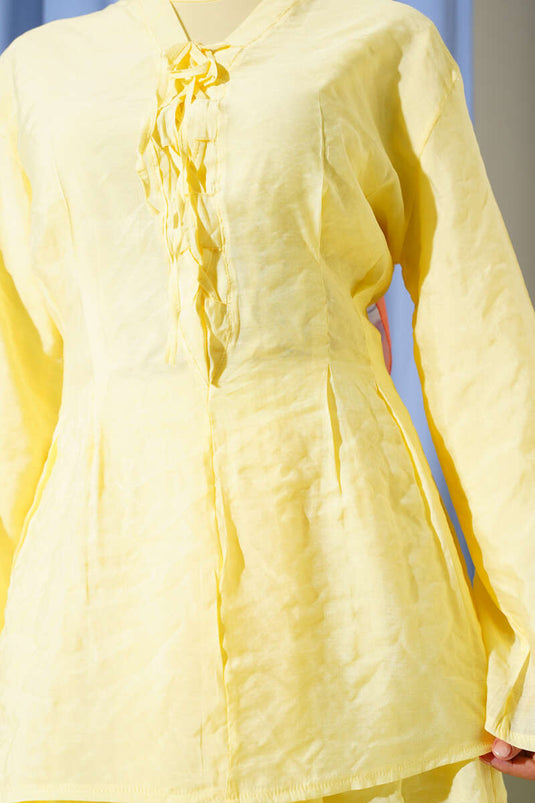 Costume trois pièces avec col noué et jupe en jaune