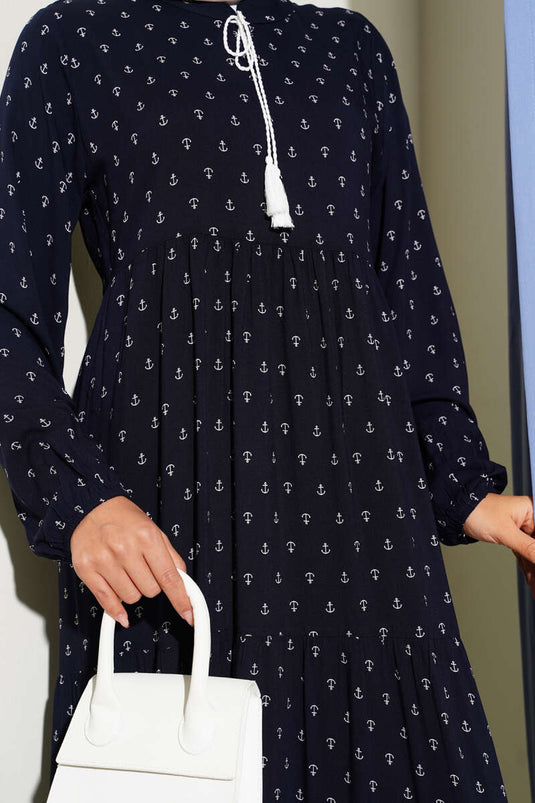 Marineblaues Kleid mit Ankermuster und Kordelzugkragen