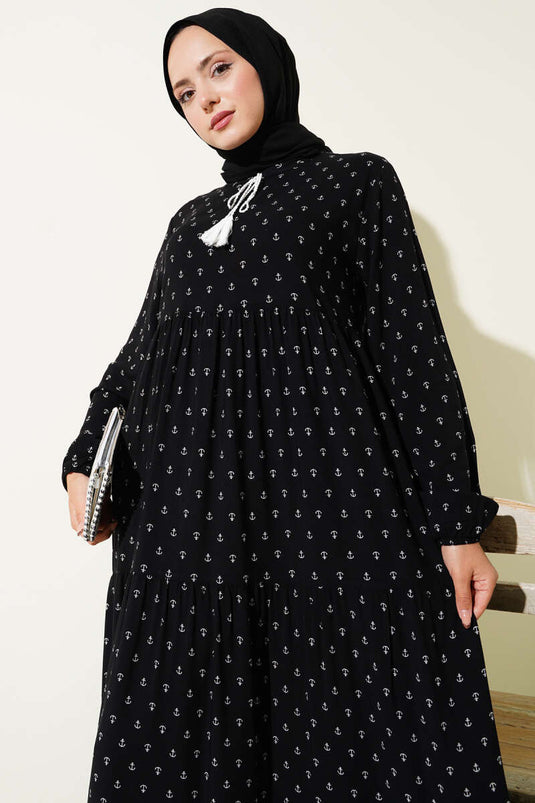 Schwarzes Kleid mit Ankermuster und Kordelzugkragen