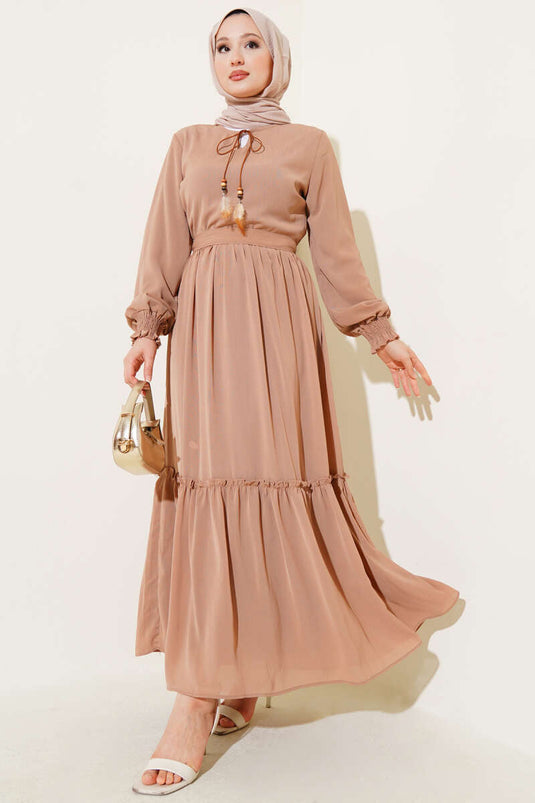 Kleid mit Kragen und Gürtel in Latte