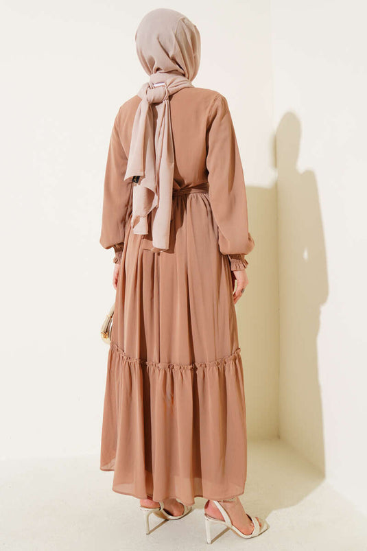 Kleid mit Kragen und Gürtel in Latte