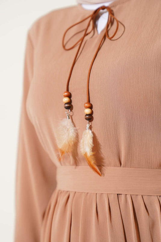 Kleid mit Kragen und Gürtel in Latte