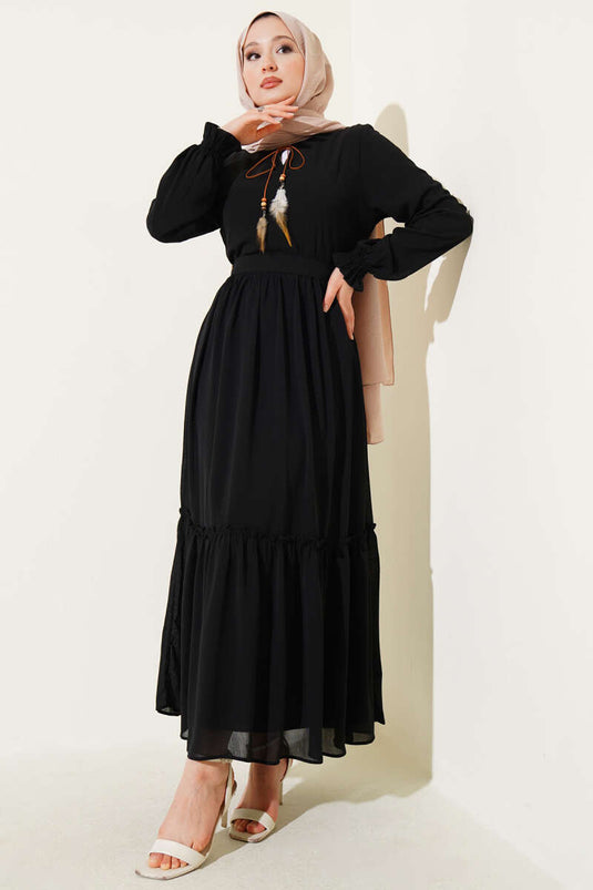 Robe noire ceinturée avec col et corde