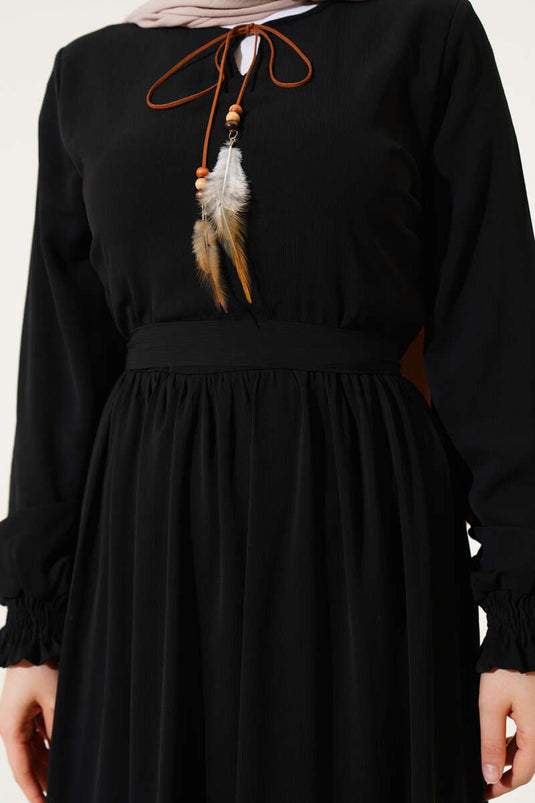 Robe noire ceinturée avec col et corde