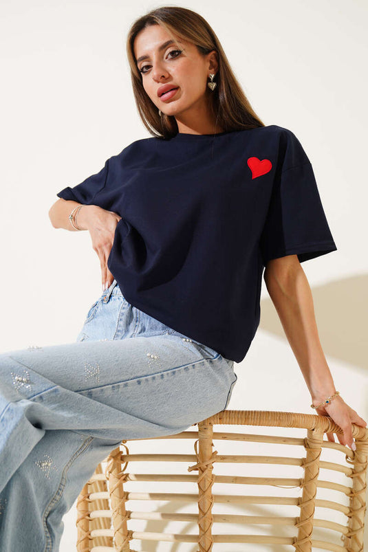 تي شيرت كاجوال بياقة مطرزة على شكل قلب، أزرق داكن