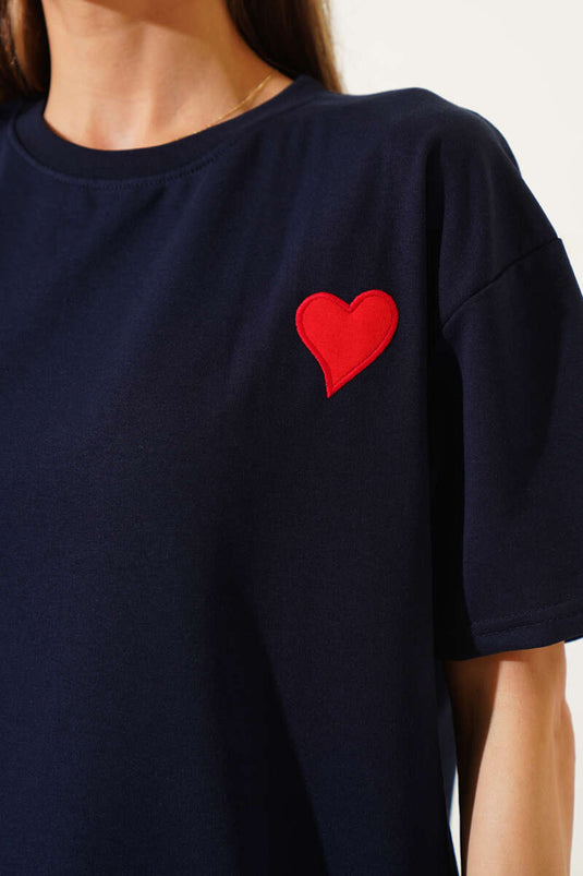 تي شيرت كاجوال بياقة مطرزة على شكل قلب، أزرق داكن