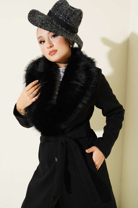 Schwarzer Kaschmirmantel mit Pelzkragen