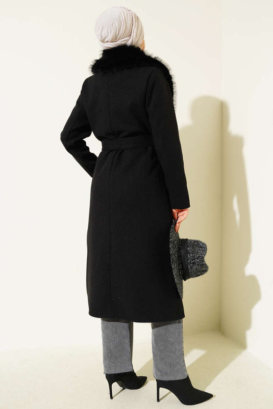 Schwarzer Kaschmirmantel mit Pelzkragen