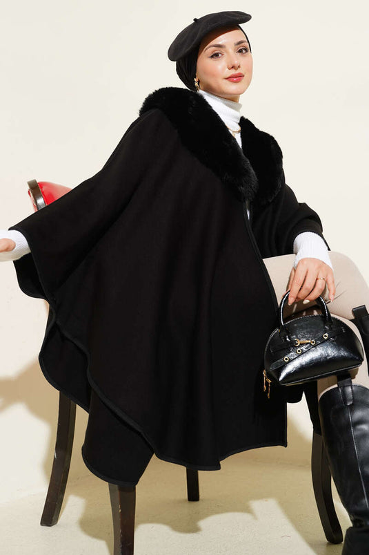 Poncho noir orné de fourrure