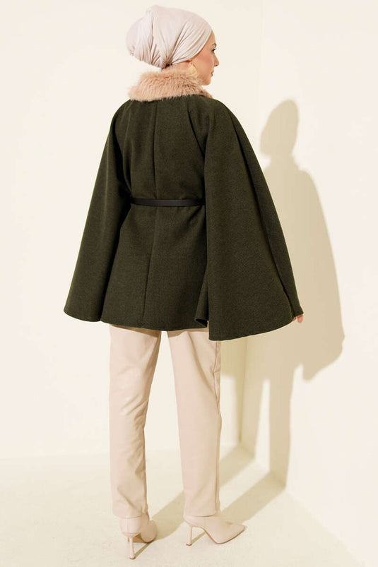 بونشو بأزرار وياقة من الفرو، لون كاكي