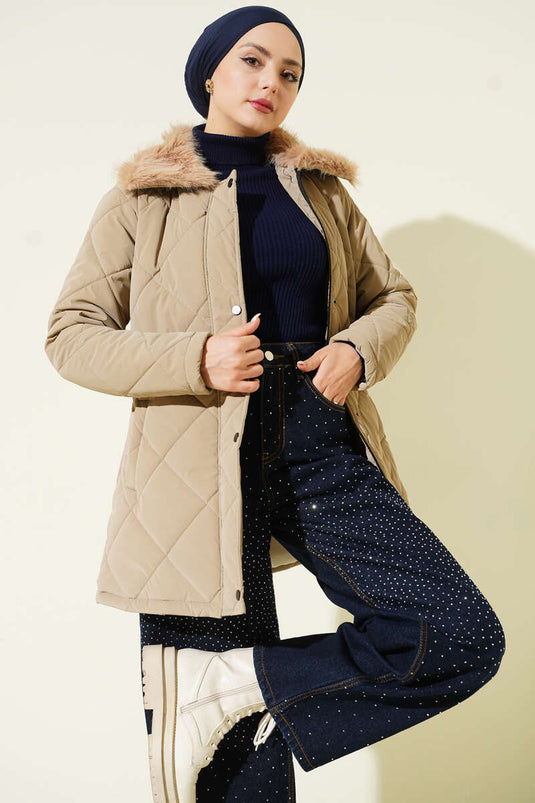 جاكيت قصير مبطن بياقة فرو بيج