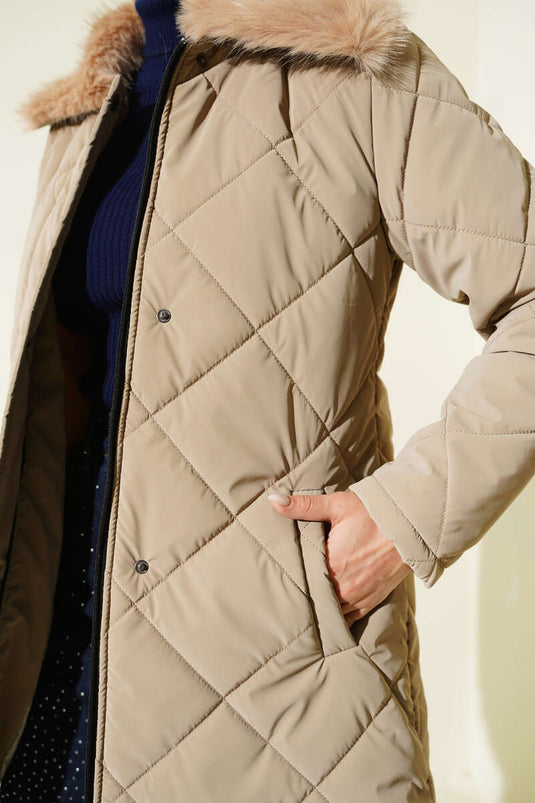 جاكيت قصير مبطن بياقة فرو بيج