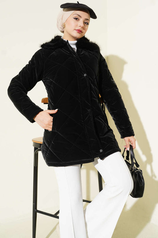 جاكيت قصير مبطن مع ياقة فرو باللون الأسود