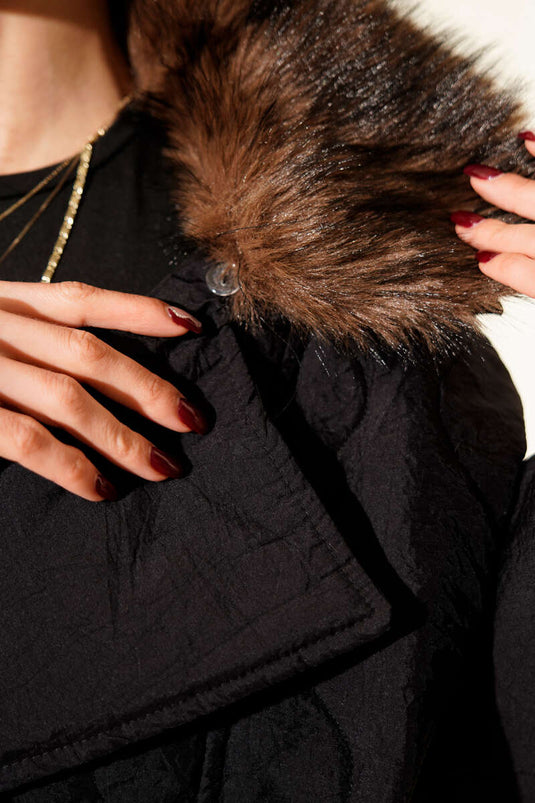 Manteau matelassé à col en fourrure, noir
