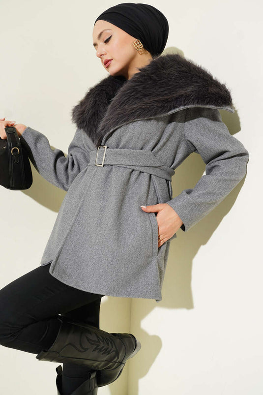 معطف كاشي بحزام مع ياقة فرو رمادي دخاني