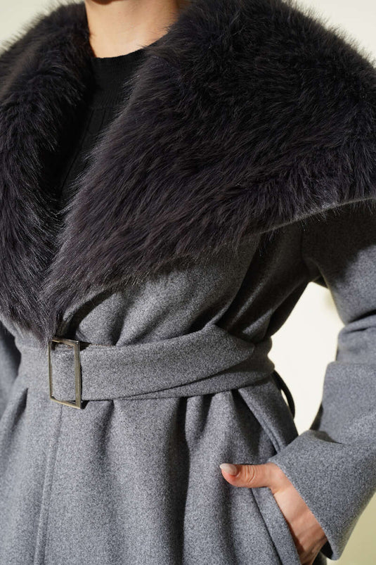 معطف كاشي بحزام مع ياقة فرو رمادي دخاني