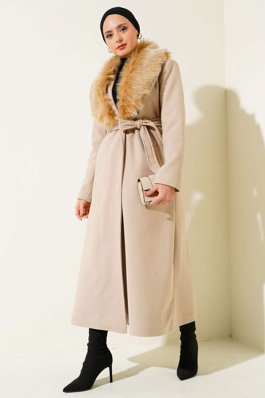 معطف طويل بحزام وياقة من الفرو باللون البيج