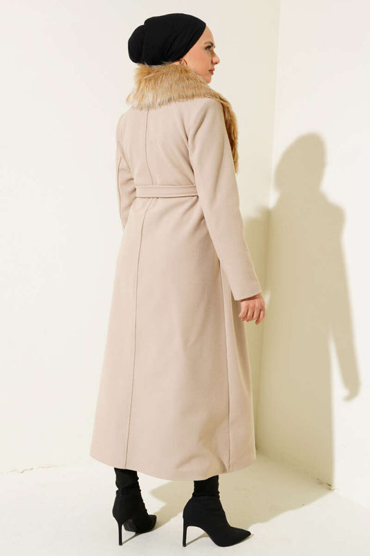 معطف طويل بحزام وياقة من الفرو باللون البيج