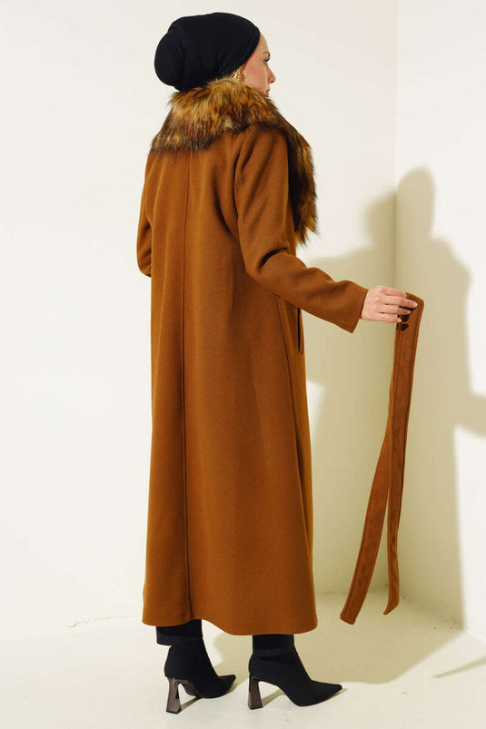 معطف طويل بحزام وياقة من الفرو بلون الجمل