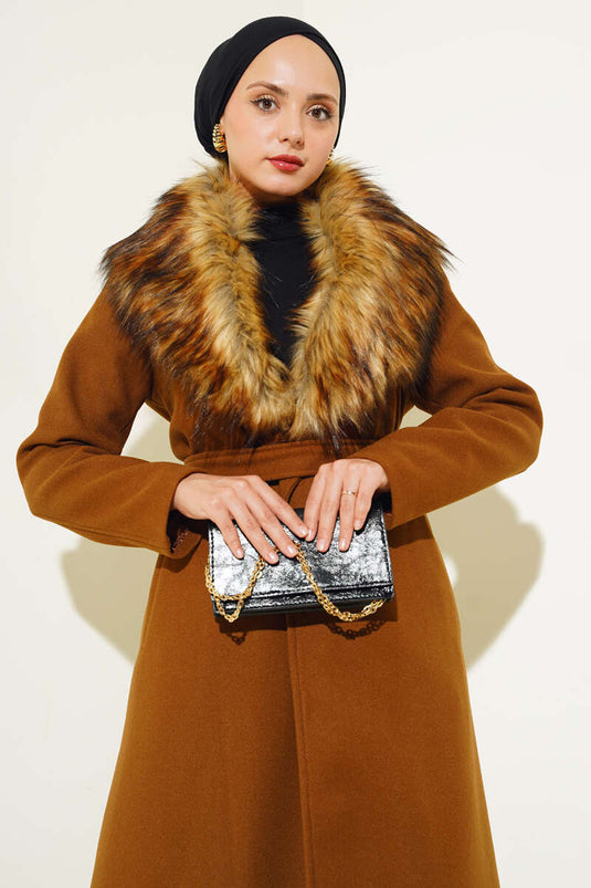 معطف طويل بحزام وياقة من الفرو بلون الجمل