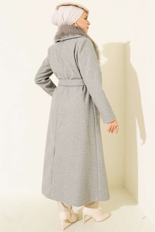 Manteau long gris à col en fourrure et ceinture