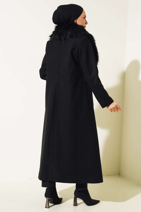 Manteau long noir à col en fourrure et ceinture