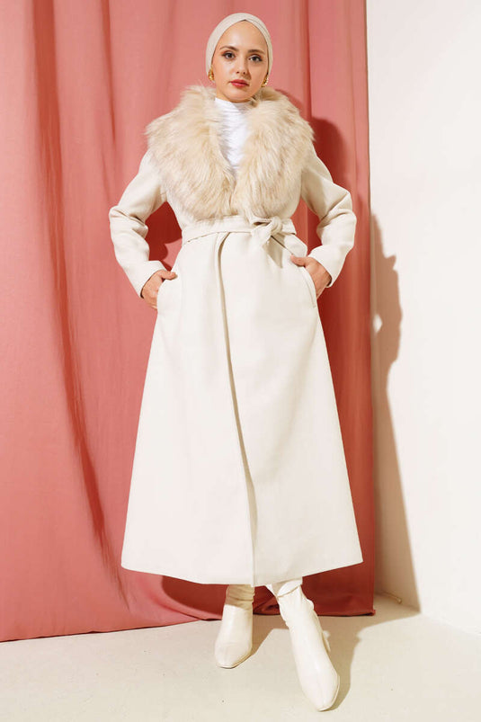 معطف طويل بحزام وياقة من الفرو باللون الحجري